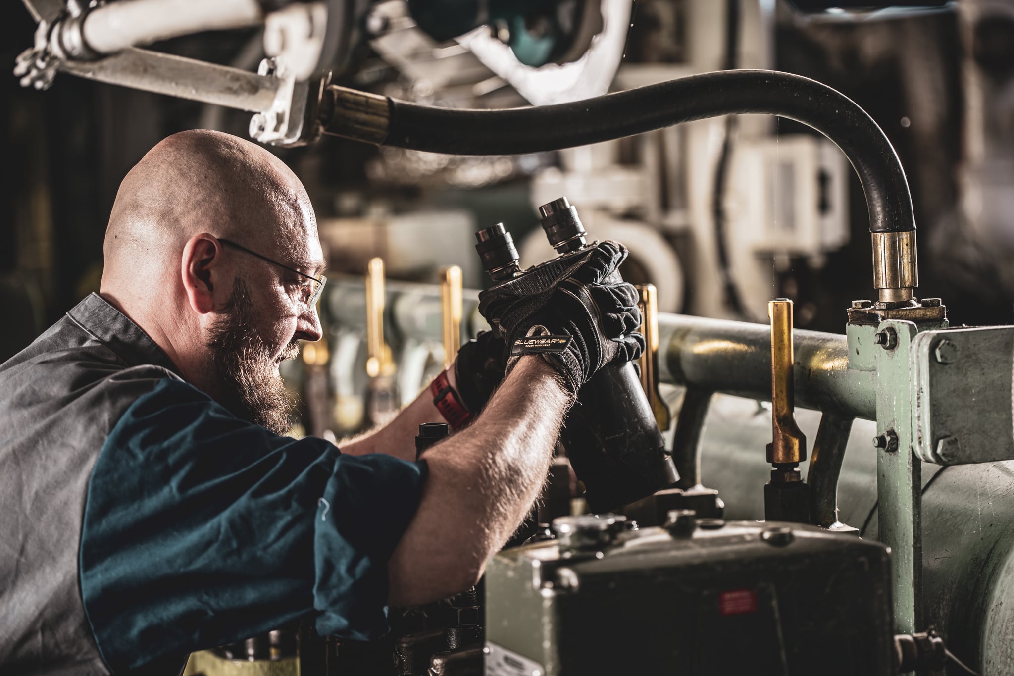 Ship diesel engine service, DES crew at work